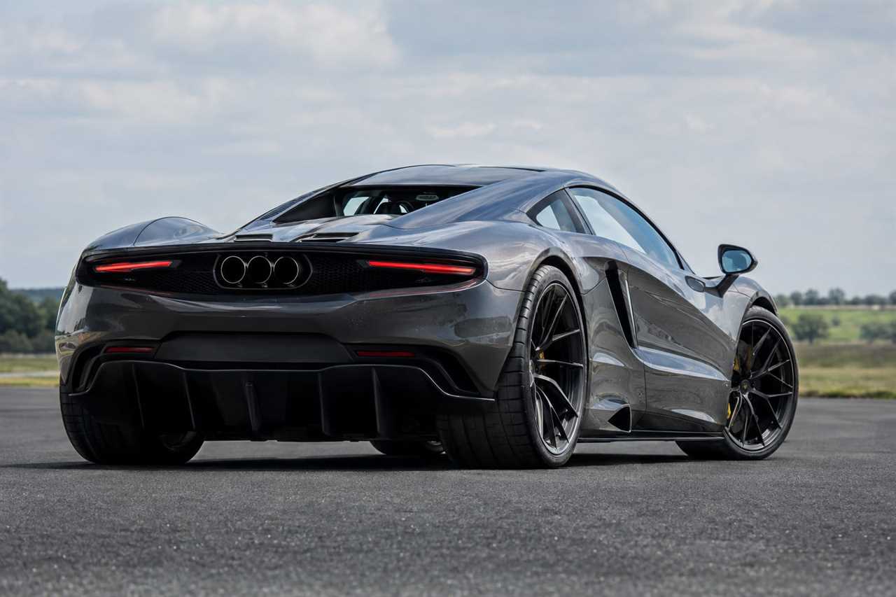Staggered performance tyres suited to high-speed cornering