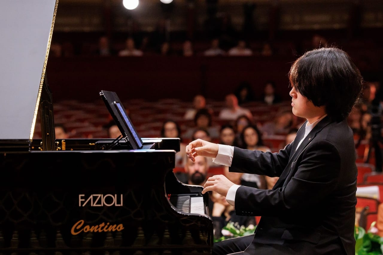 Lee Jung-woo, 18, wins George Enescu Competition, sweeps 5 special prizes
