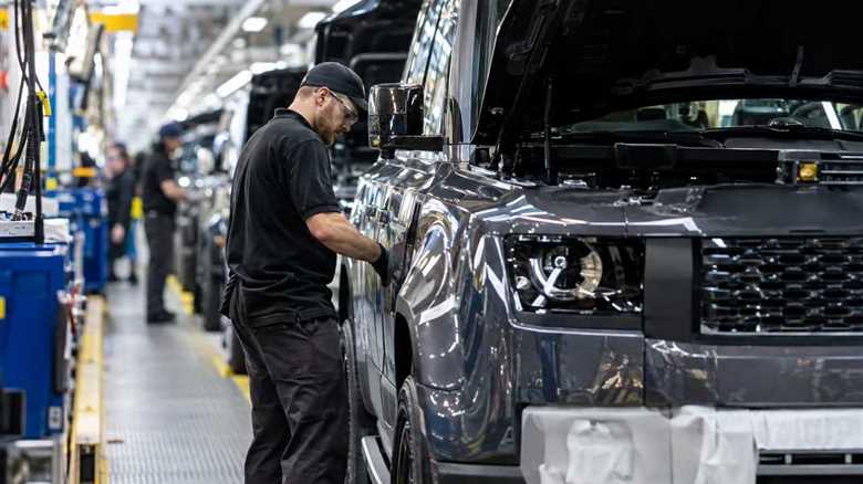 UK Car Industry Feels the Squeeze as Jaguar Land Rover Slashes 4,000 Jobs