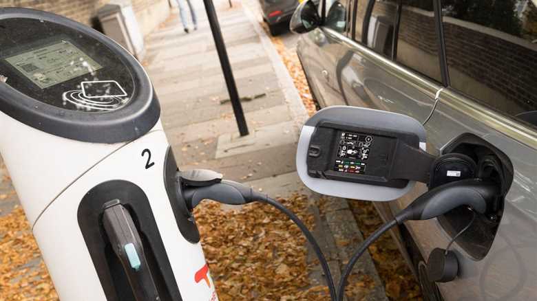 Most Popular Plug-in Hybrids Can't Use Rapid Chargers, Research Shows
