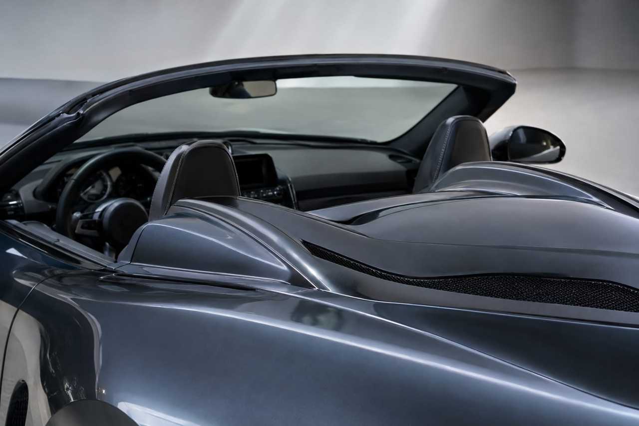 Convertible's windscreen and spoiler shape airflow