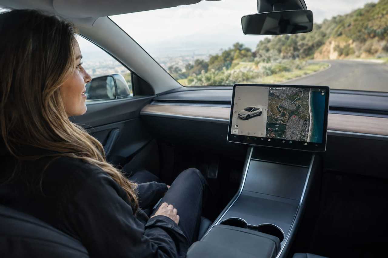 Tesla Wants to Sell a Car With No Steering Wheel This Year
