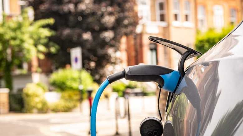 Labour Scraps Planning Permission Rules for Cross-Pavement EV Chargers
