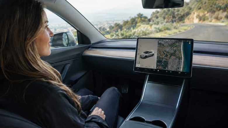 Tesla Wants to Sell a Car With No Steering Wheel This Year